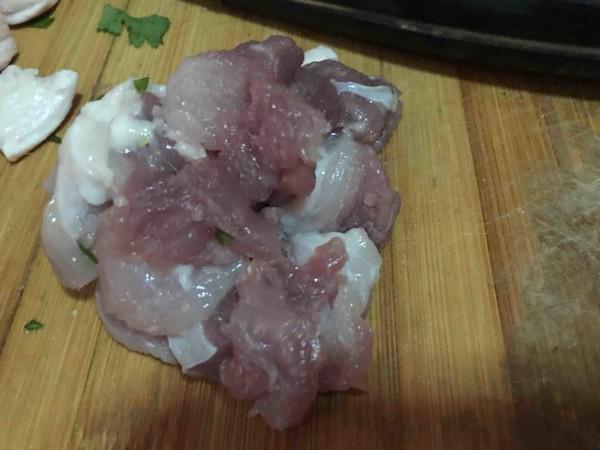 蒸芹菜肉大包子的做法-家常味蒸菜譜