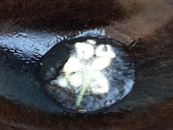 芹菜炒燜子的做法-家常味炒菜譜