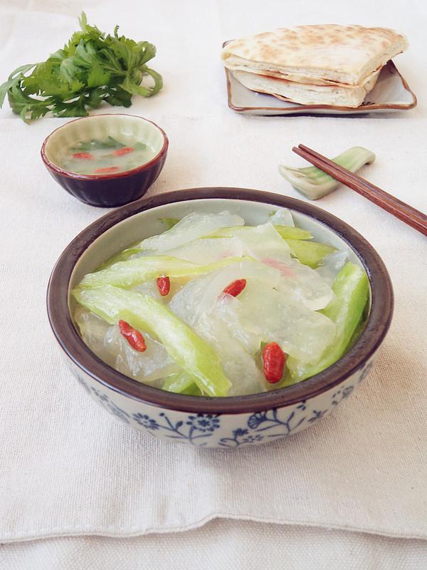 芹菜炒燜子的做法-家常味炒菜譜