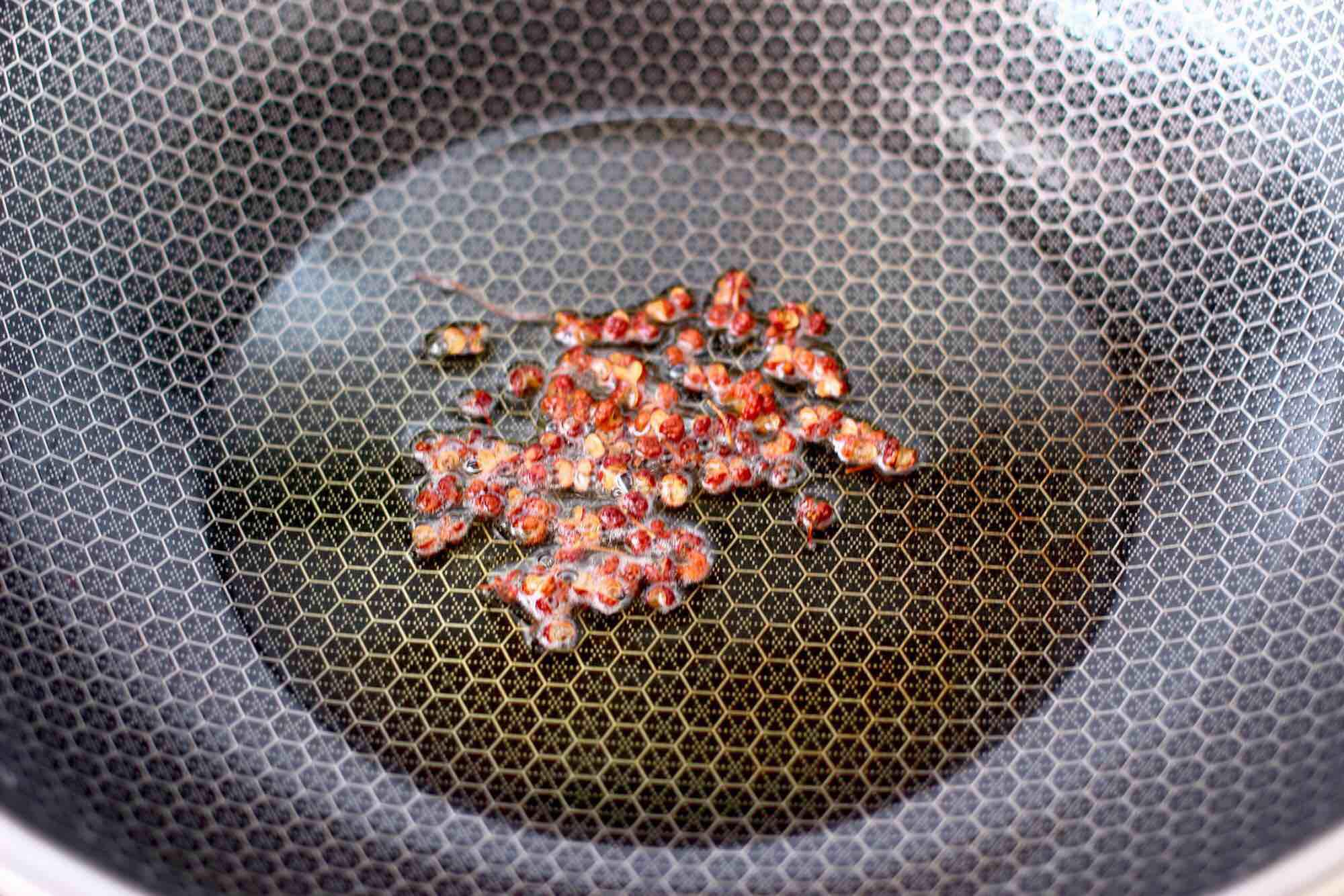 蒜香手撕包菜粉條的做法-家常味炒菜譜