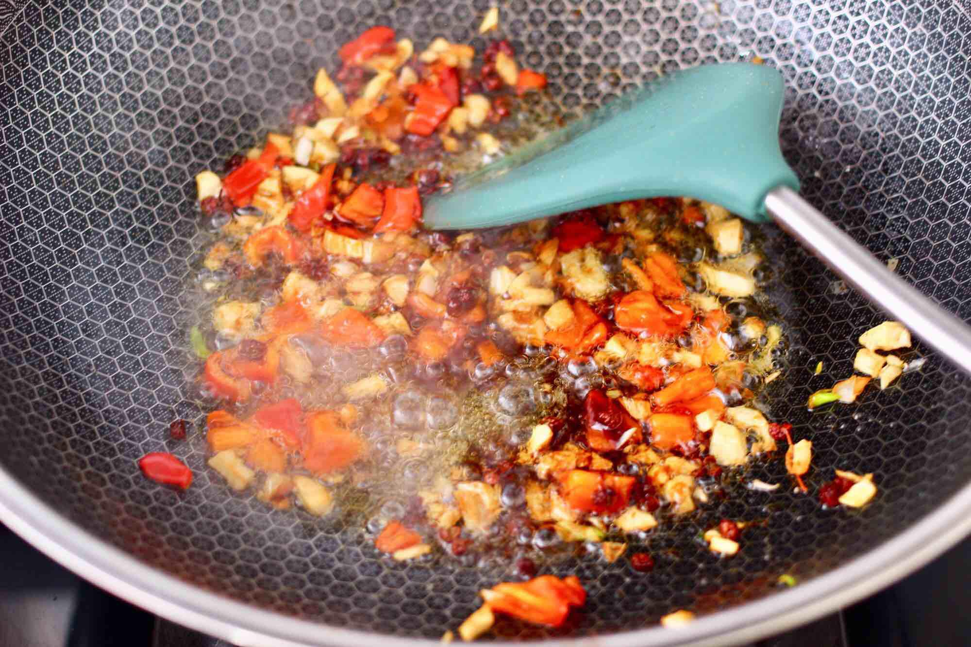 蒜香手撕包菜粉條的做法-家常味炒菜譜