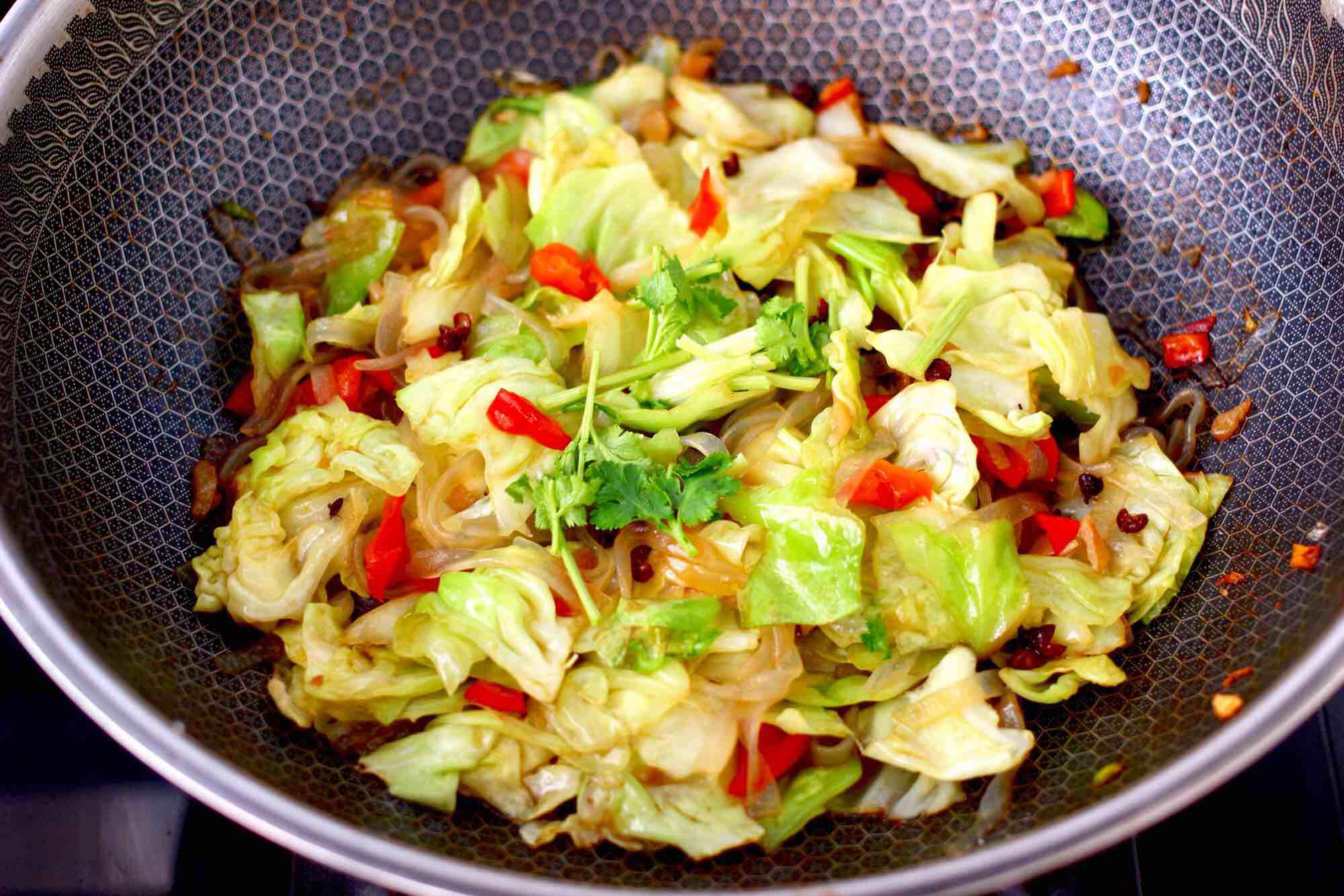 蒜香手撕包菜粉條的做法-家常味炒菜譜