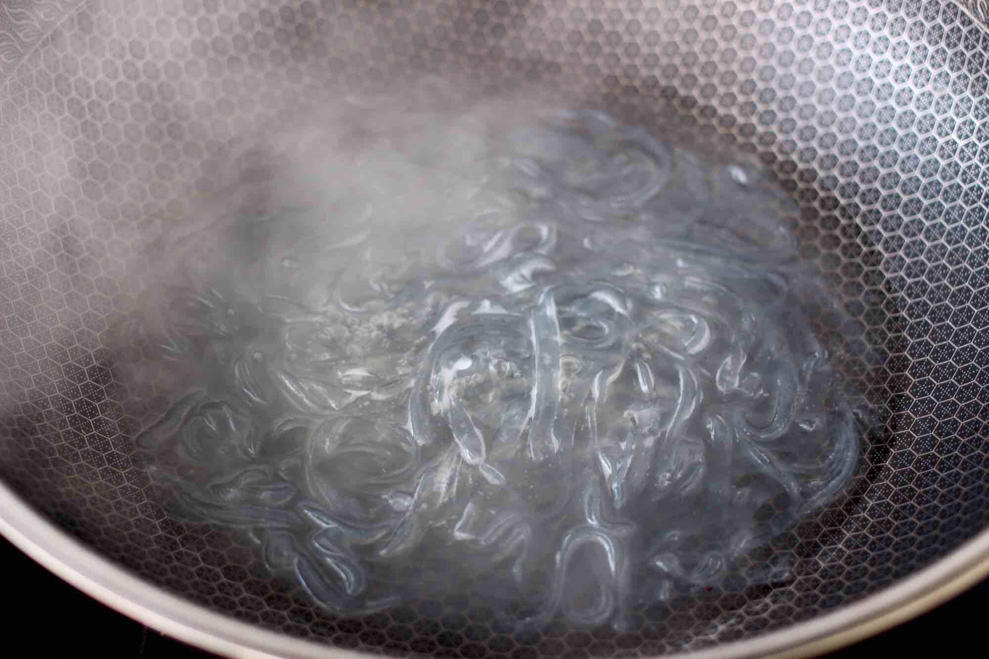 蒜香手撕包菜粉條的做法-家常味炒菜譜