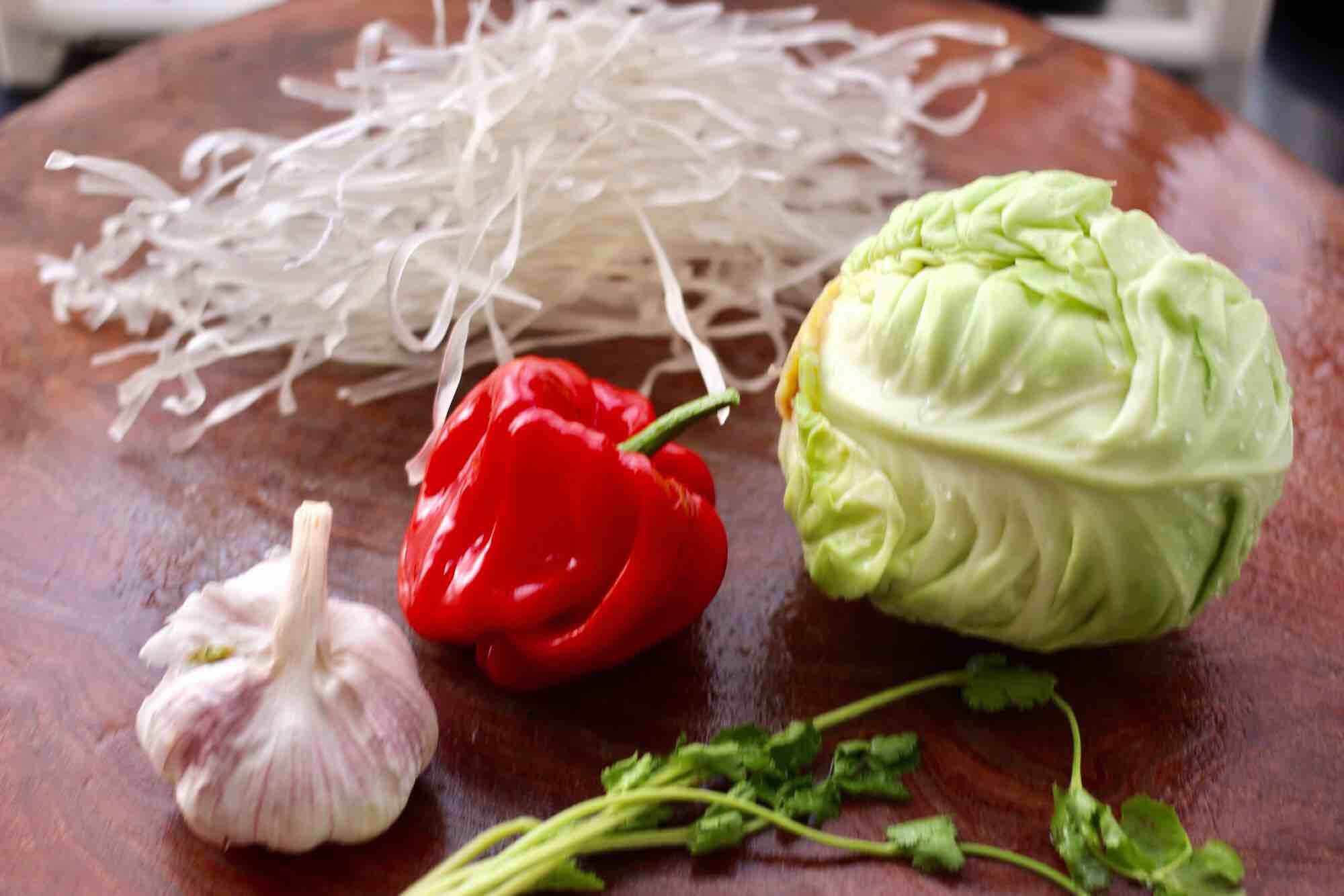 蒜香手撕包菜粉條的做法-家常味炒菜譜