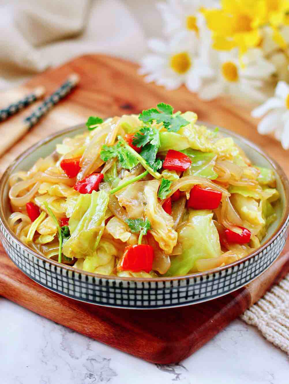 蒜香手撕包菜粉條的做法-家常味炒菜譜