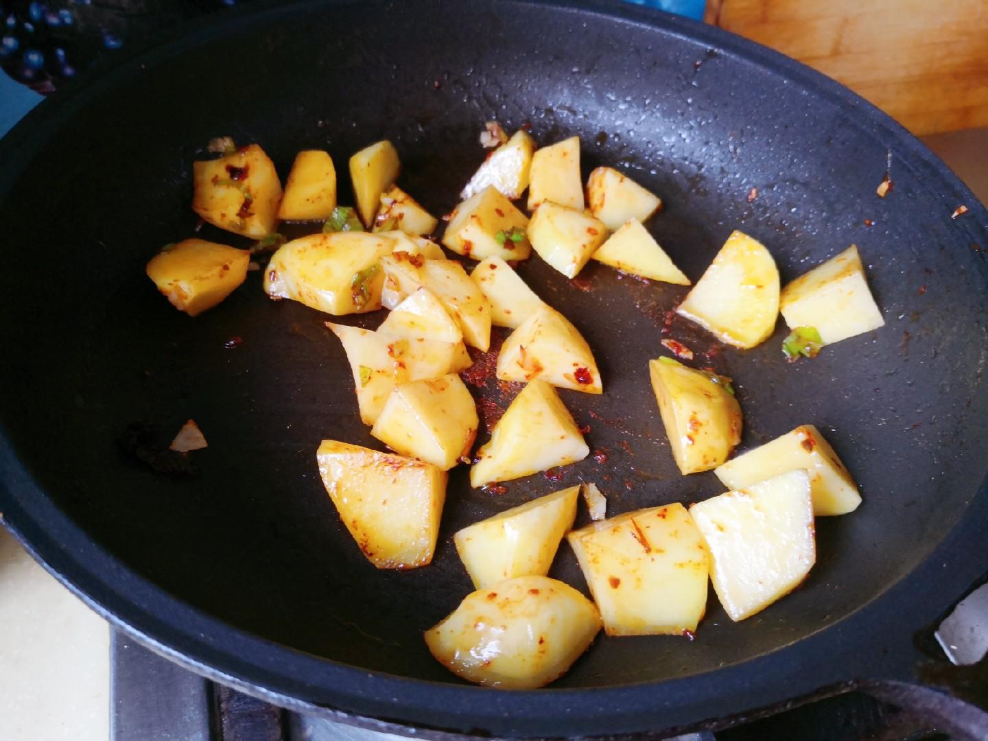 醬燜土豆的做法-香辣味燜菜譜
