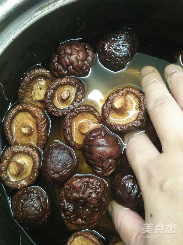 香菇釀肉的做法-咸鮮味煮菜譜-易網<a href=http://m.henggaotouzi.com/ target=_blank class=infotextkey>健康養生</a>網 香菇釀肉的做法-咸鮮味煮菜譜