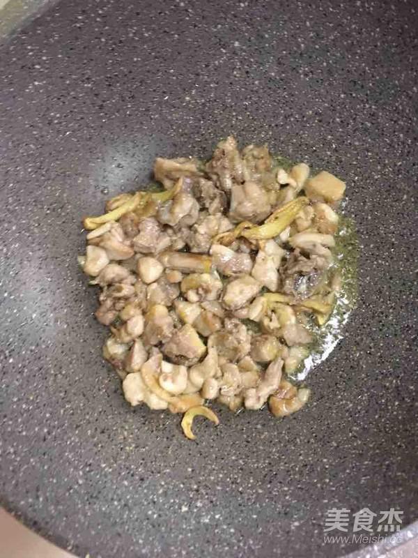 土豆茶樹菇燜雞肉的做法-咸鮮味燜菜譜