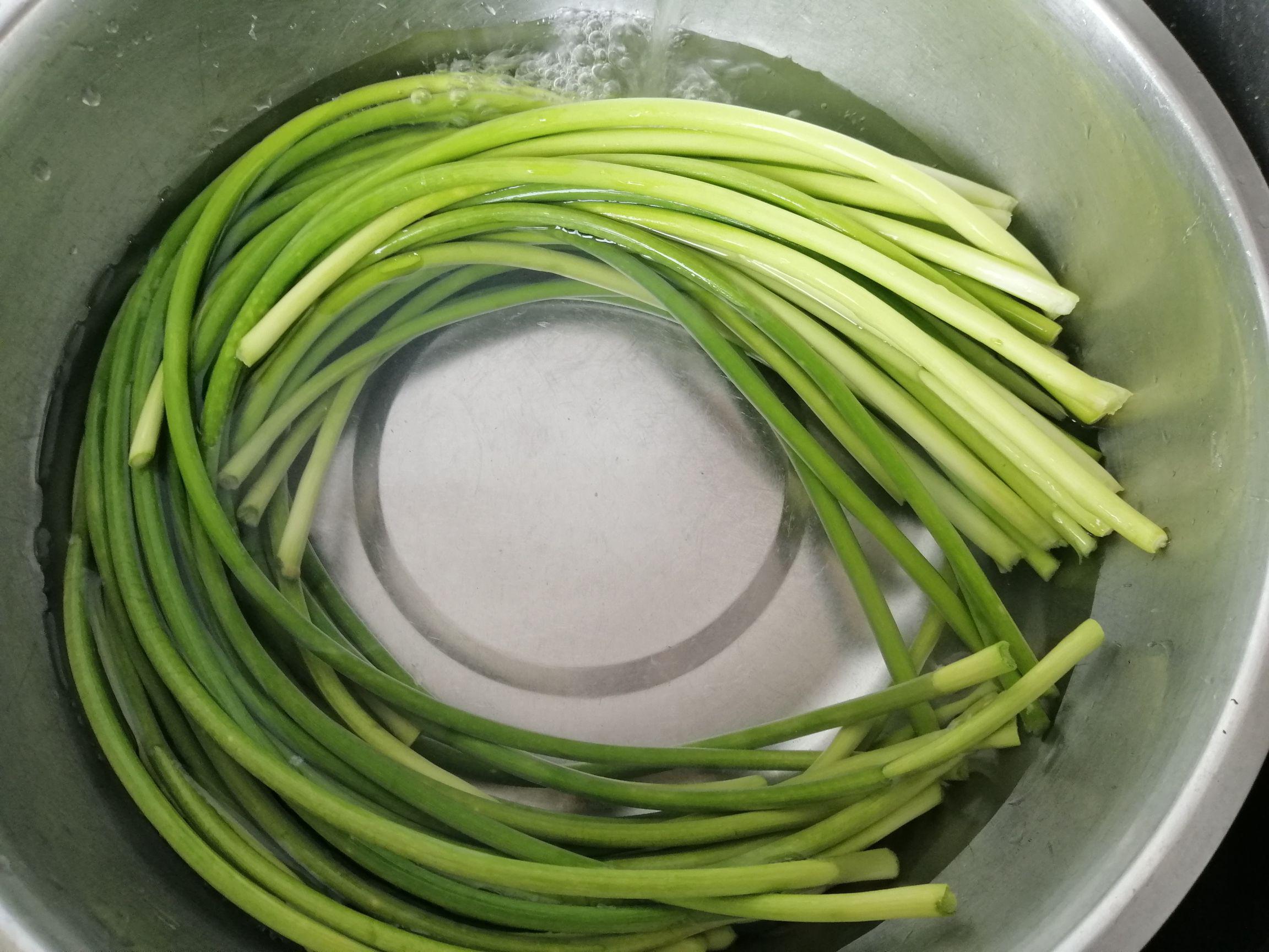 蒜苔炒肉,小朋友來做菜的做法-家常味炒菜譜-易網<a href=http://m.henggaotouzi.com/ target=_blank class=infotextkey>健康養生</a>網 蒜苔炒肉,小朋友來做菜的做法-家常味炒菜譜