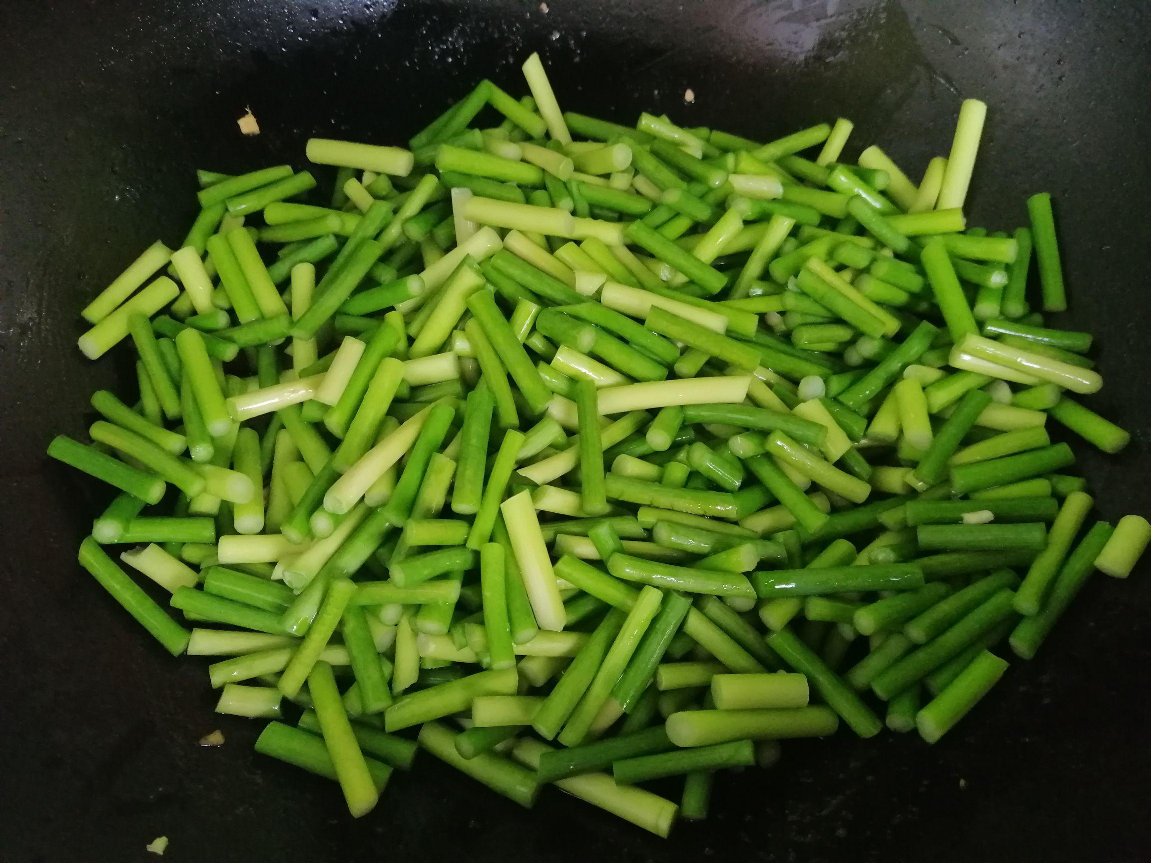 蒜苔炒肉,小朋友來做菜的做法-家常味炒菜譜-易網健康養生網 蒜苔炒肉,小朋友來做菜的做法-家常味炒菜譜