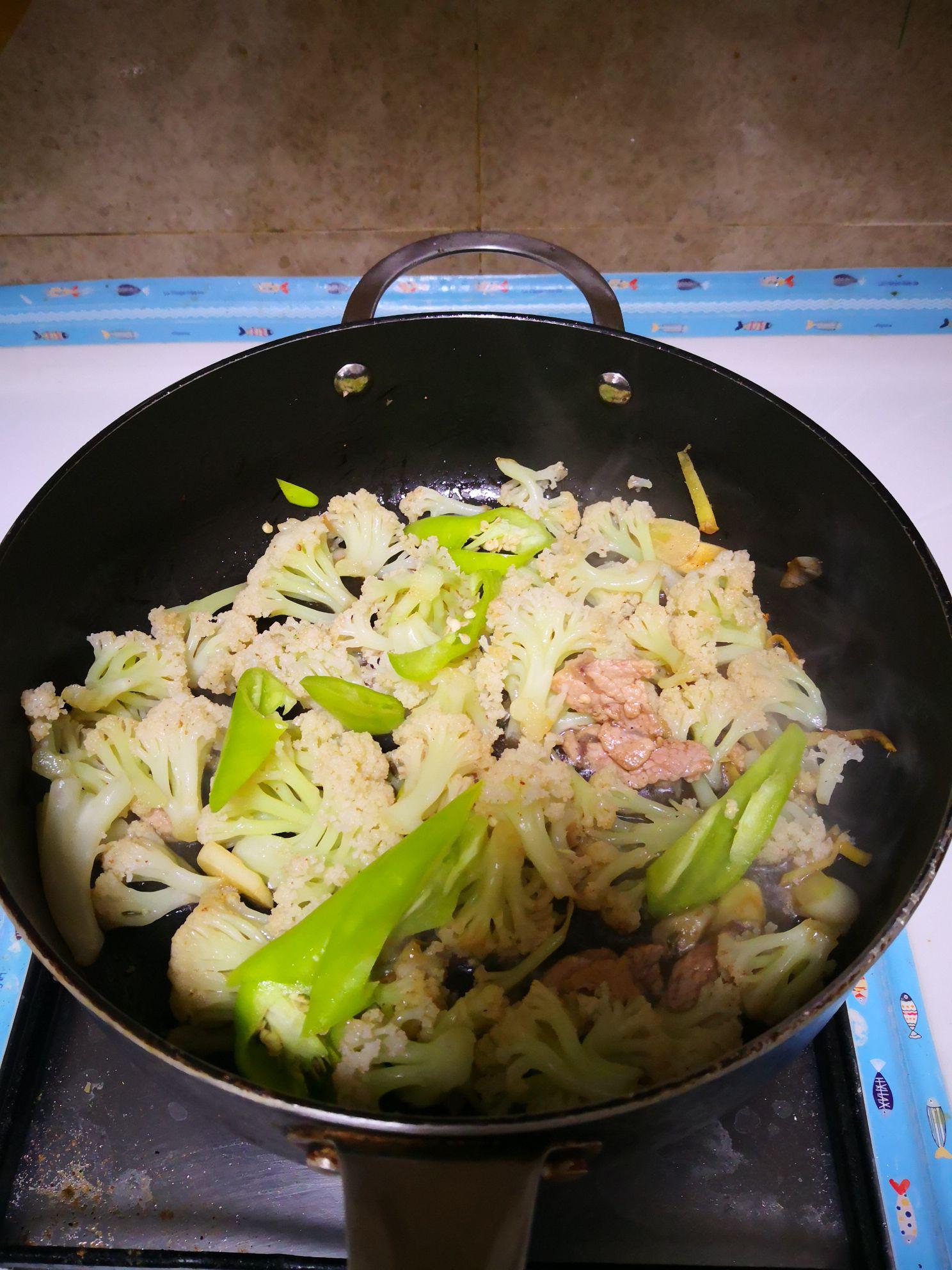 尖椒炒菜花的做法-家常味炒菜譜