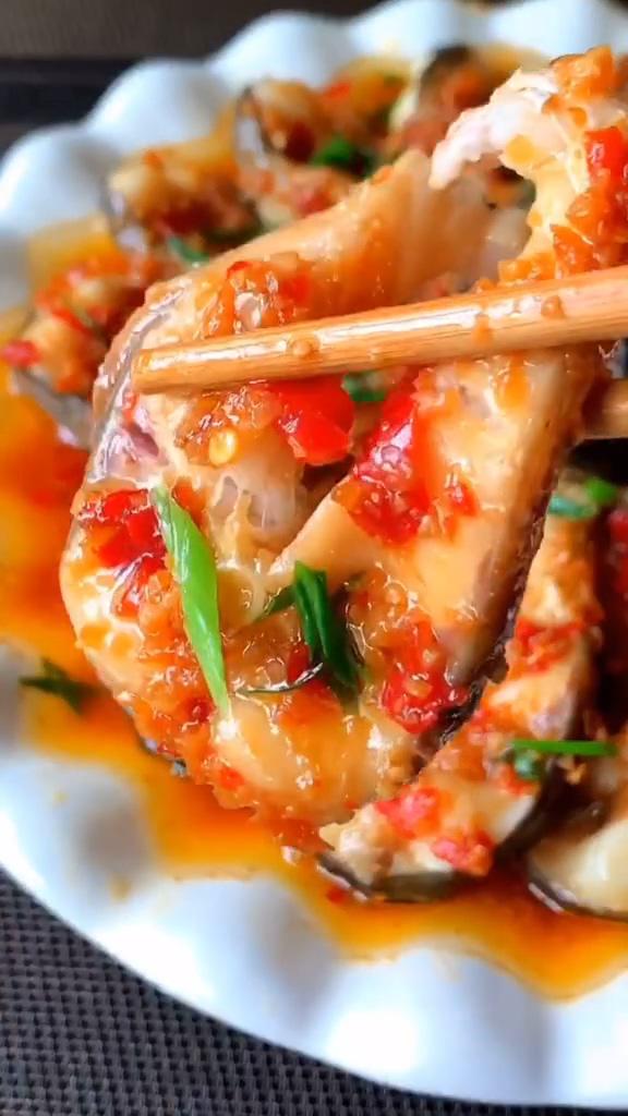 蒜蓉辣醬蒸魚的做法-香辣味蒸菜譜