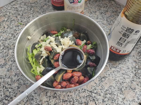 涼拌苦菊皮蛋花生米的做法-家常味拌菜譜