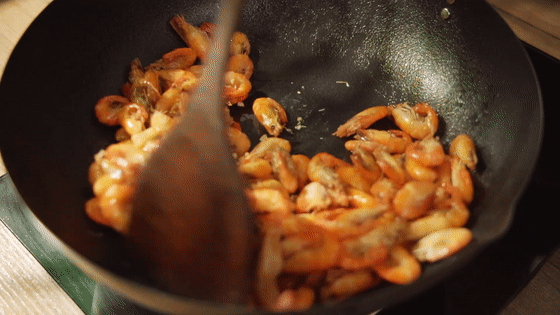 油爆河蝦【孔老師教做菜】的做法-酸甜味炒菜譜