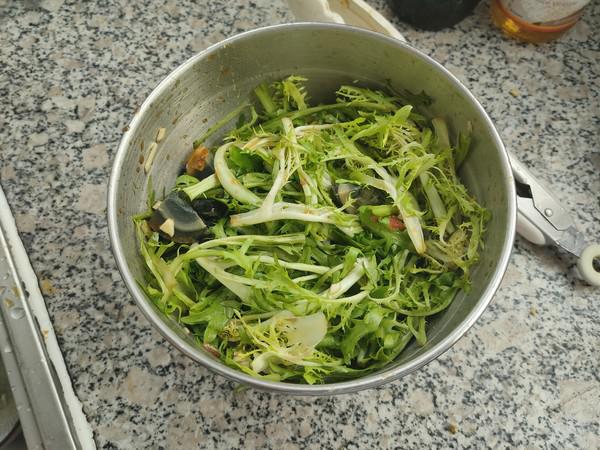 涼拌苦菊皮蛋花生米的做法-家常味拌菜譜