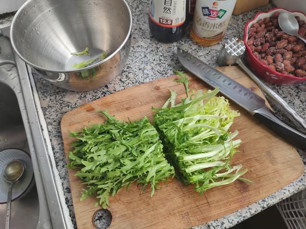 涼拌苦菊皮蛋花生米的做法-家常味拌菜譜