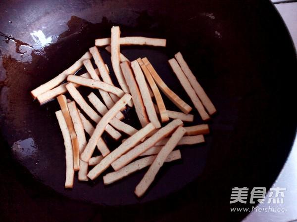 芹菜炒豆干的做法-家常味炒菜譜-易網健康養(yǎng)生網 芹菜炒豆干的做法-家常味炒菜譜