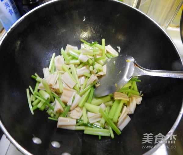 芹菜炒豆皮的做法-咸鮮味炒菜譜