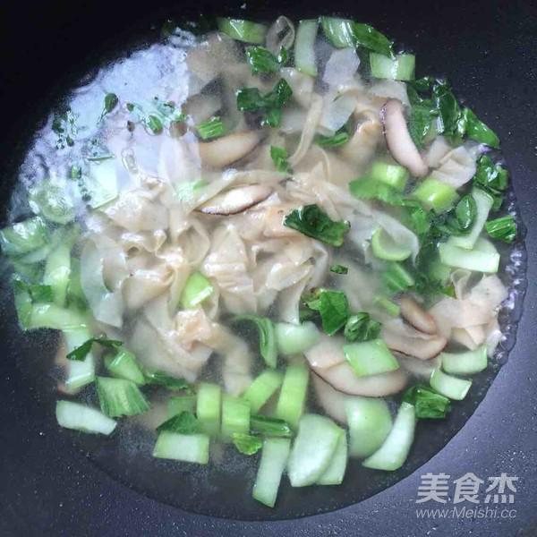 香菇青菜豆腐皮湯的做法-家常味煮菜譜