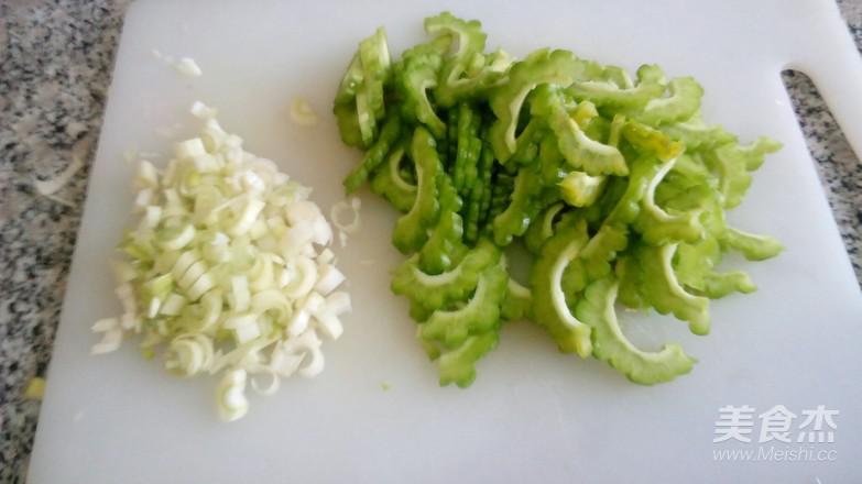 苦瓜雞蛋餅的做法-家常味煎菜譜