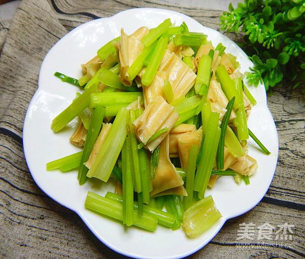 芹菜炒豆皮的做法-咸鮮味炒菜譜