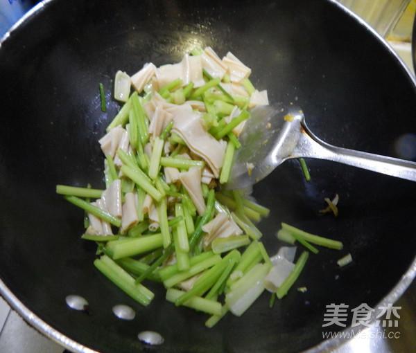 芹菜炒豆皮的做法-咸鮮味炒菜譜