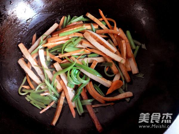 芹菜炒豆干的做法-家常味炒菜譜-易網健康養(yǎng)生網 芹菜炒豆干的做法-家常味炒菜譜