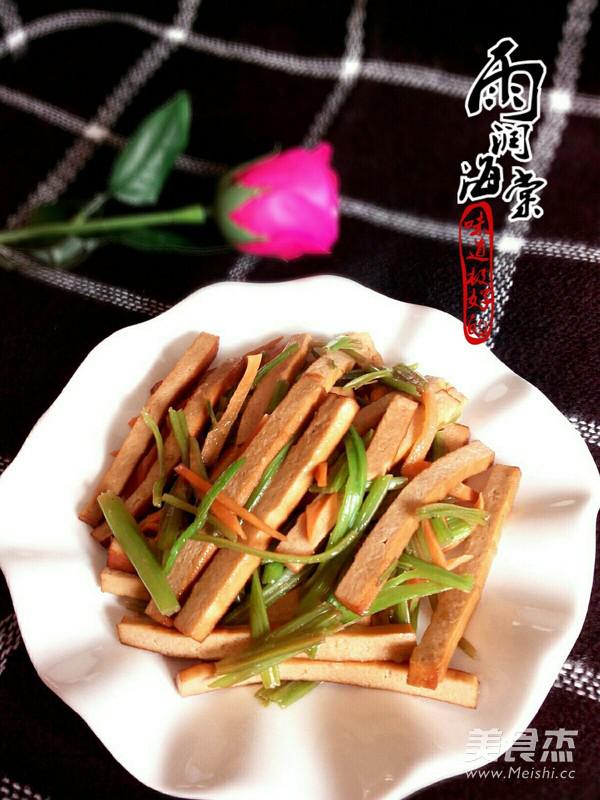 芹菜炒豆干的做法-家常味炒菜譜-易網健康養(yǎng)生網 芹菜炒豆干的做法-家常味炒菜譜