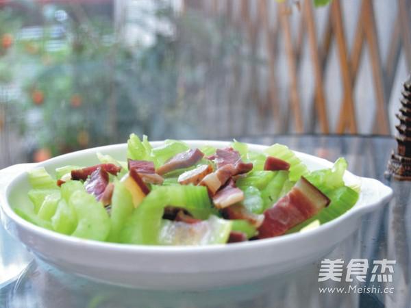 西芹炒臘肉的做法-家常味炒菜譜