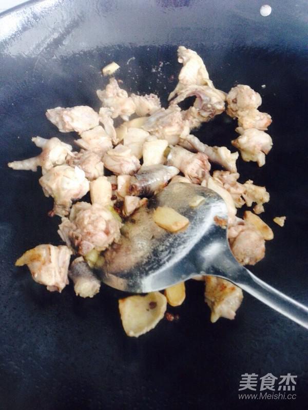 香菇炒雞的做法-家常味炒菜譜