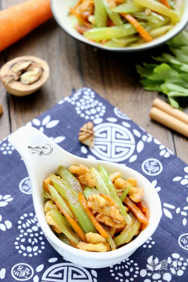 西芹炒核桃仁的做法-家常味炒菜譜