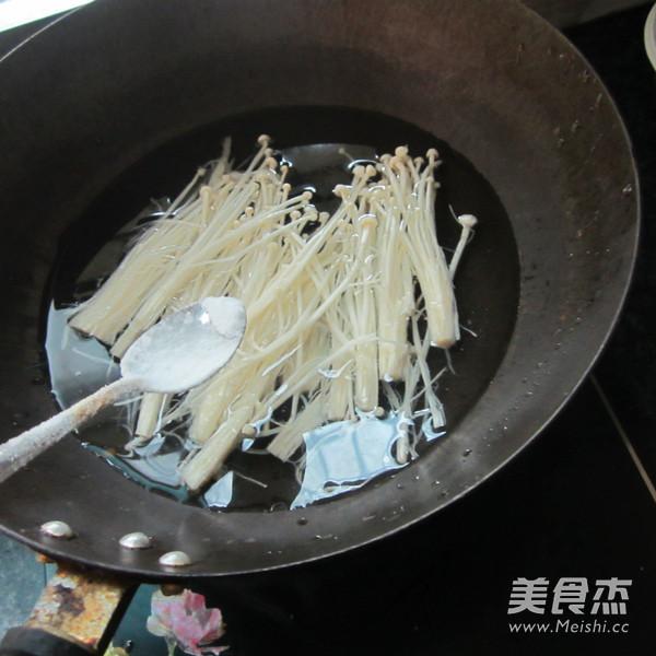 金針菇配牛肉的做法-香辣味煮菜譜