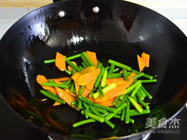 色佳味美的快手菜—蒜薹溜肥腸的做法-咸鮮味炒菜譜