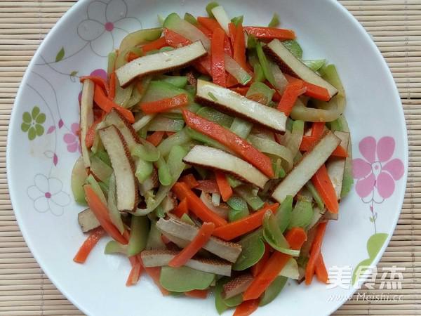 佛手瓜炒豆干紅蘿卜的做法-咸鮮味炒菜譜-易網健康養生網 佛手瓜炒豆干紅蘿卜的做法-咸鮮味炒菜譜