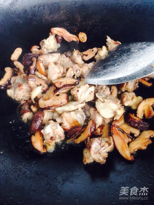 香菇炒雞的做法-家常味炒菜譜