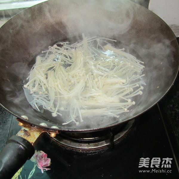 金針菇配牛肉的做法-香辣味煮菜譜