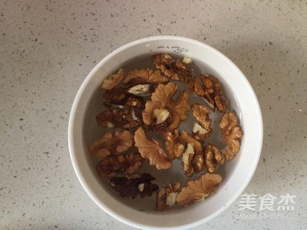 西芹炒核桃仁的做法-家常味炒菜譜