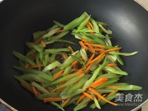 西芹炒核桃仁的做法-家常味炒菜譜