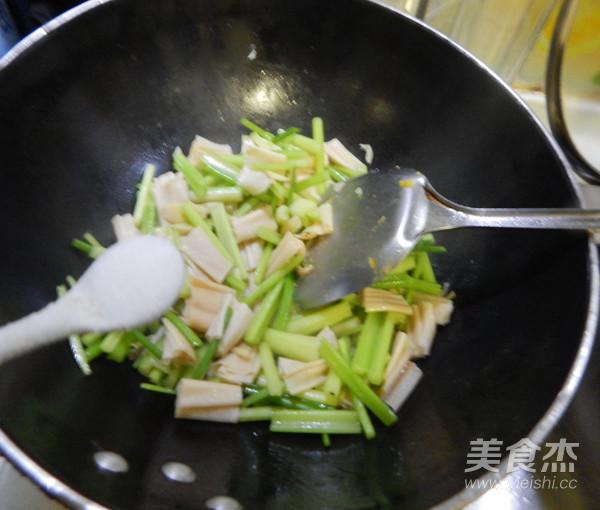 芹菜炒豆皮的做法-咸鮮味炒菜譜