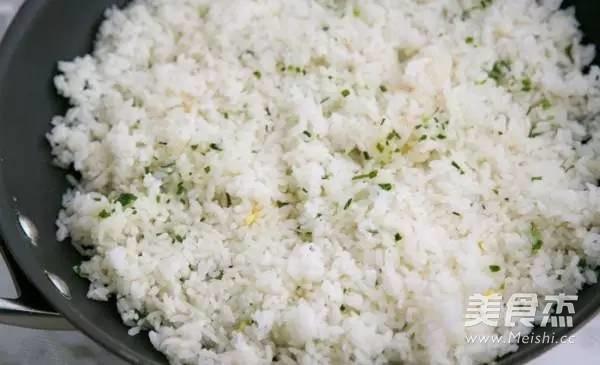 蝦仁蛋炒飯的做法-家常味炒菜譜
