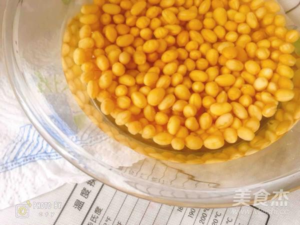 滿滿膠原蛋白的黃豆?fàn)F豬蹄的做法-醬香味燜菜譜-易網(wǎng)健康養(yǎng)生網(wǎng) 滿滿膠原蛋白的黃豆?fàn)F豬蹄的做法-醬香味燜菜譜