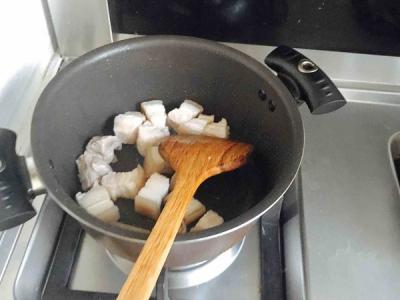 臘八蒜紅燒肉的做法-魚香味燉菜譜