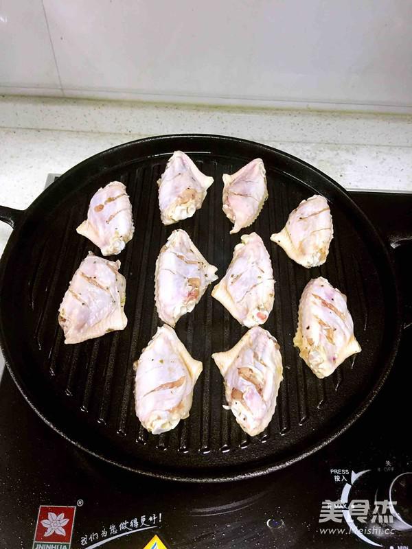 煎雞翅的做法-黑椒味煎菜譜
