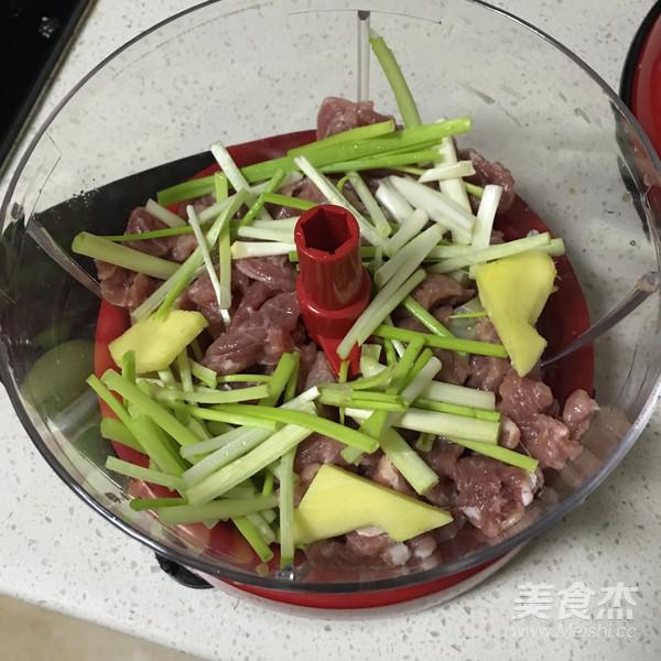 解饞的薺菜肉包子的做法-咸鮮味蒸菜譜