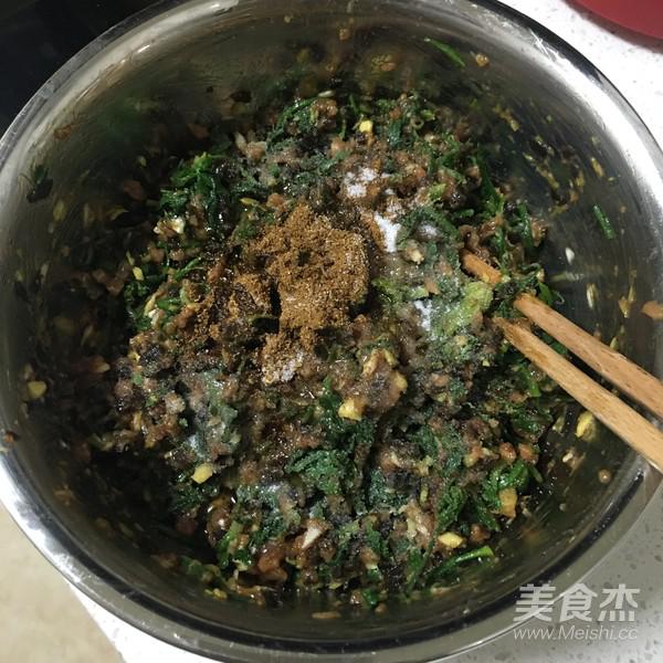 解饞的薺菜肉包子的做法-咸鮮味蒸菜譜