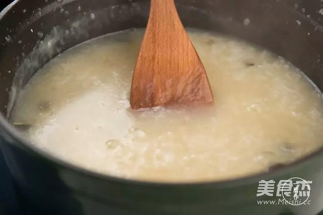 鑄鐵鍋版皮蛋瘦肉粥的做法-咸鮮味煮菜譜