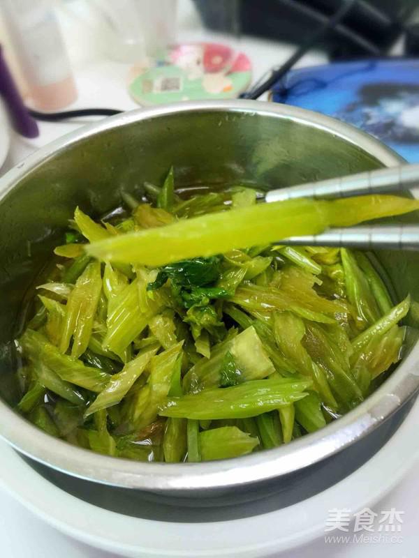 蒸芹菜的做法-咸鮮味蒸菜譜-易網健康養生網 蒸芹菜的做法-咸鮮味蒸菜譜