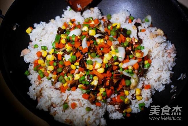 星級酒店野生牛肝菌炒飯的做法-家常味炒菜譜