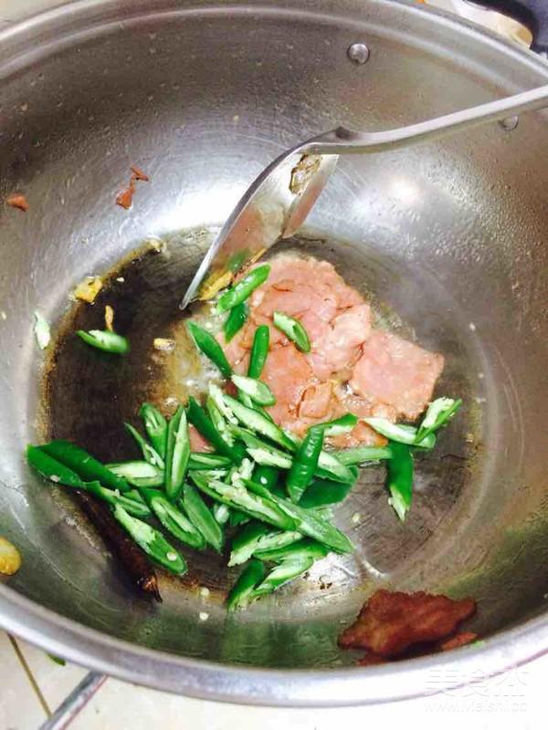 五香培根炒西藍(lán)花籽的做法-五香味炒菜譜