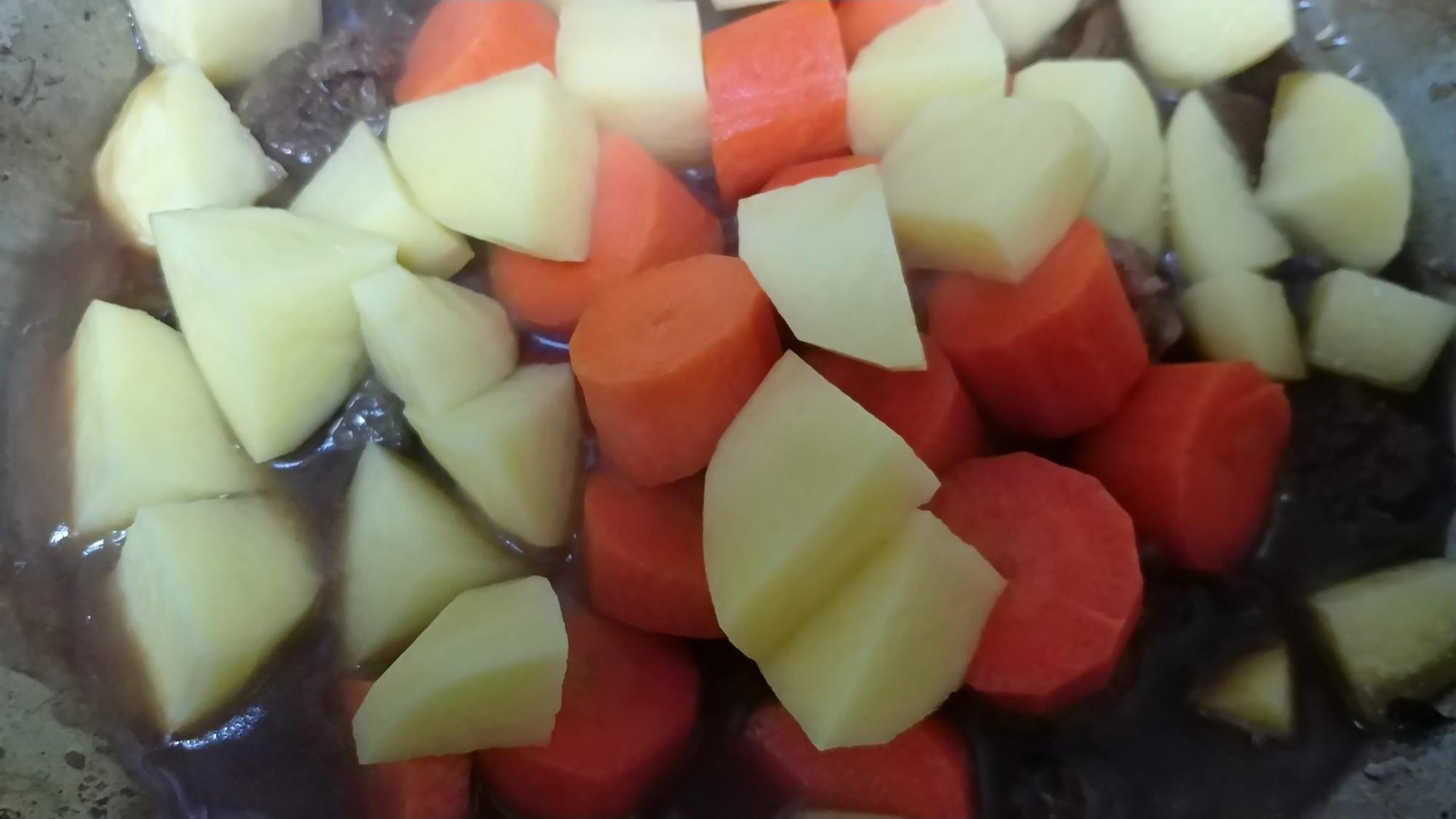 胡蘿卜土豆燉牛肉的做法-家常味燉菜譜